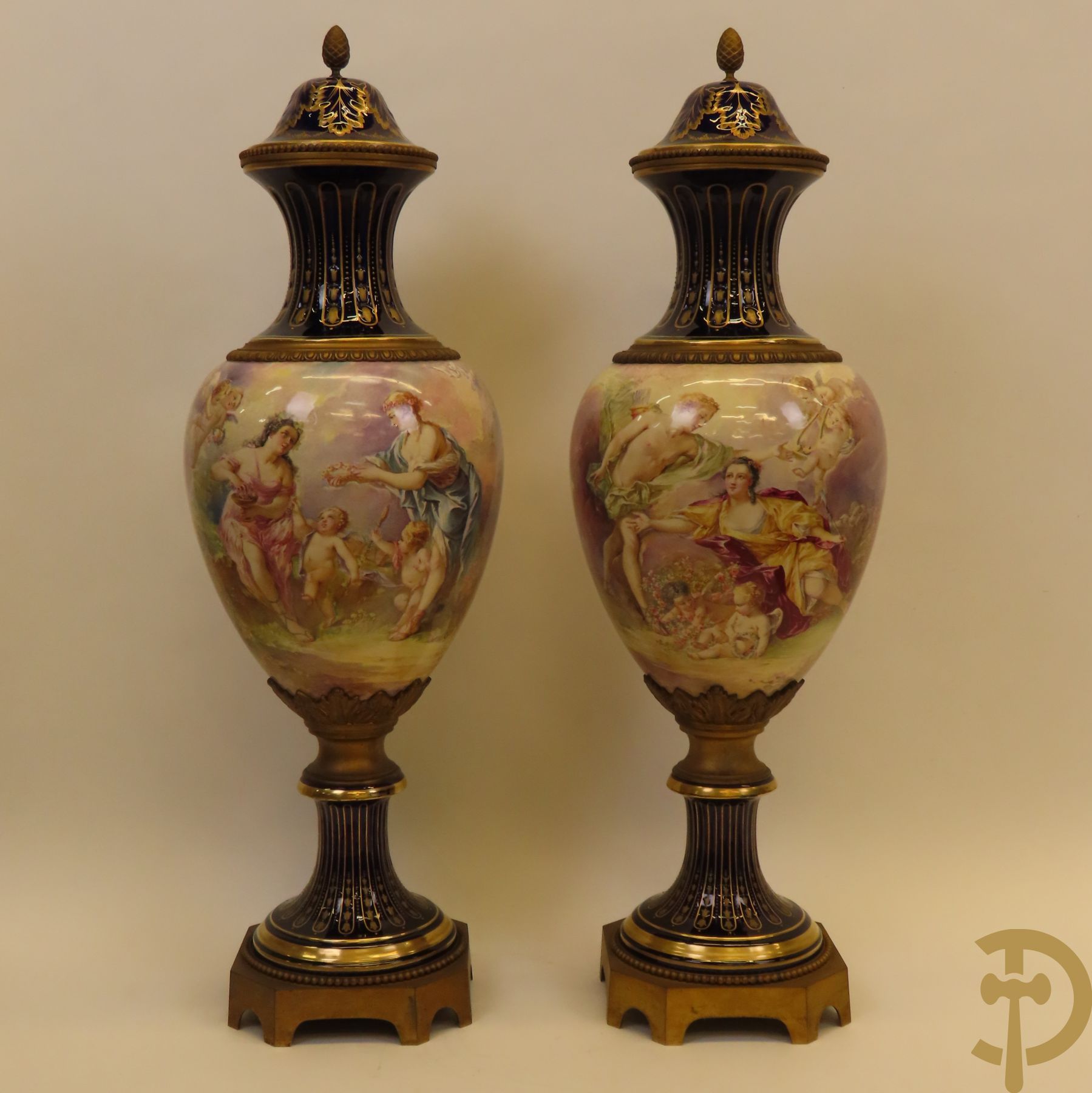 Paar Sèvres vazen met handbeschilderd geanimeerd decors van dames en cupido