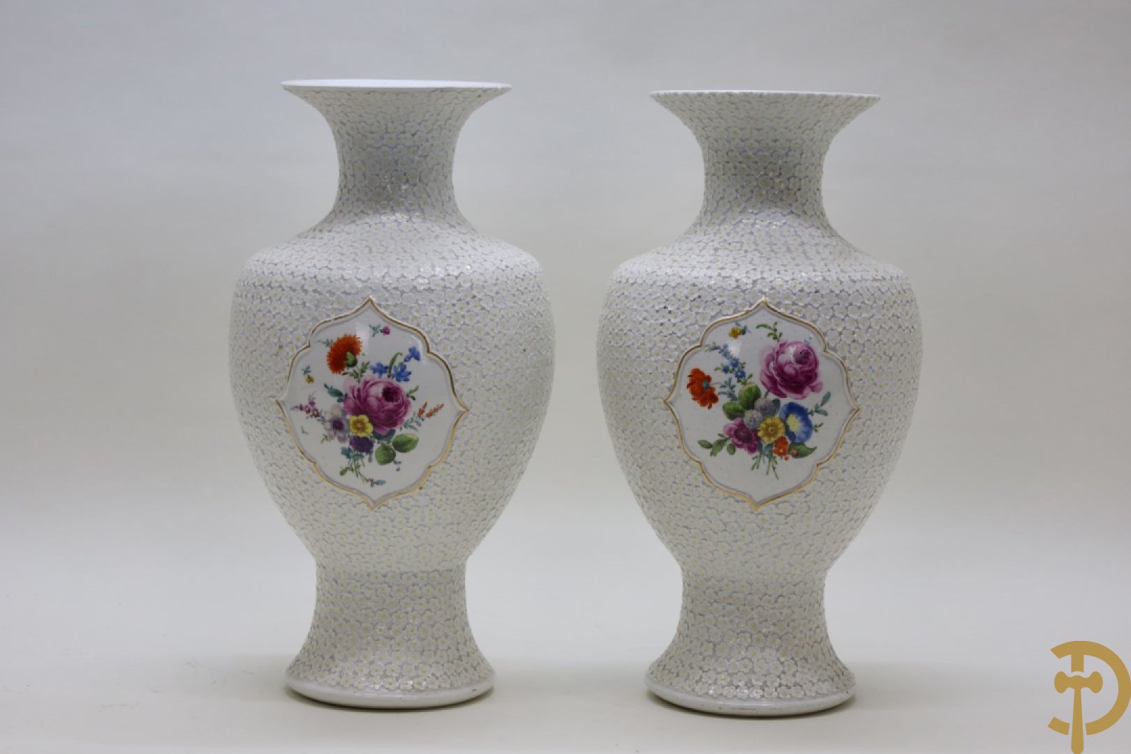 Paar porseleinen sneeuwbol vazen met bloemenpatroon en handbeschilderde bloemenboeketten onder gemerkt Meissen - Hoogte 44 cm.